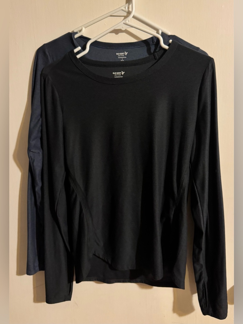 2 pairs of Cloud Motion active Long Sleeve Crewneck Tops